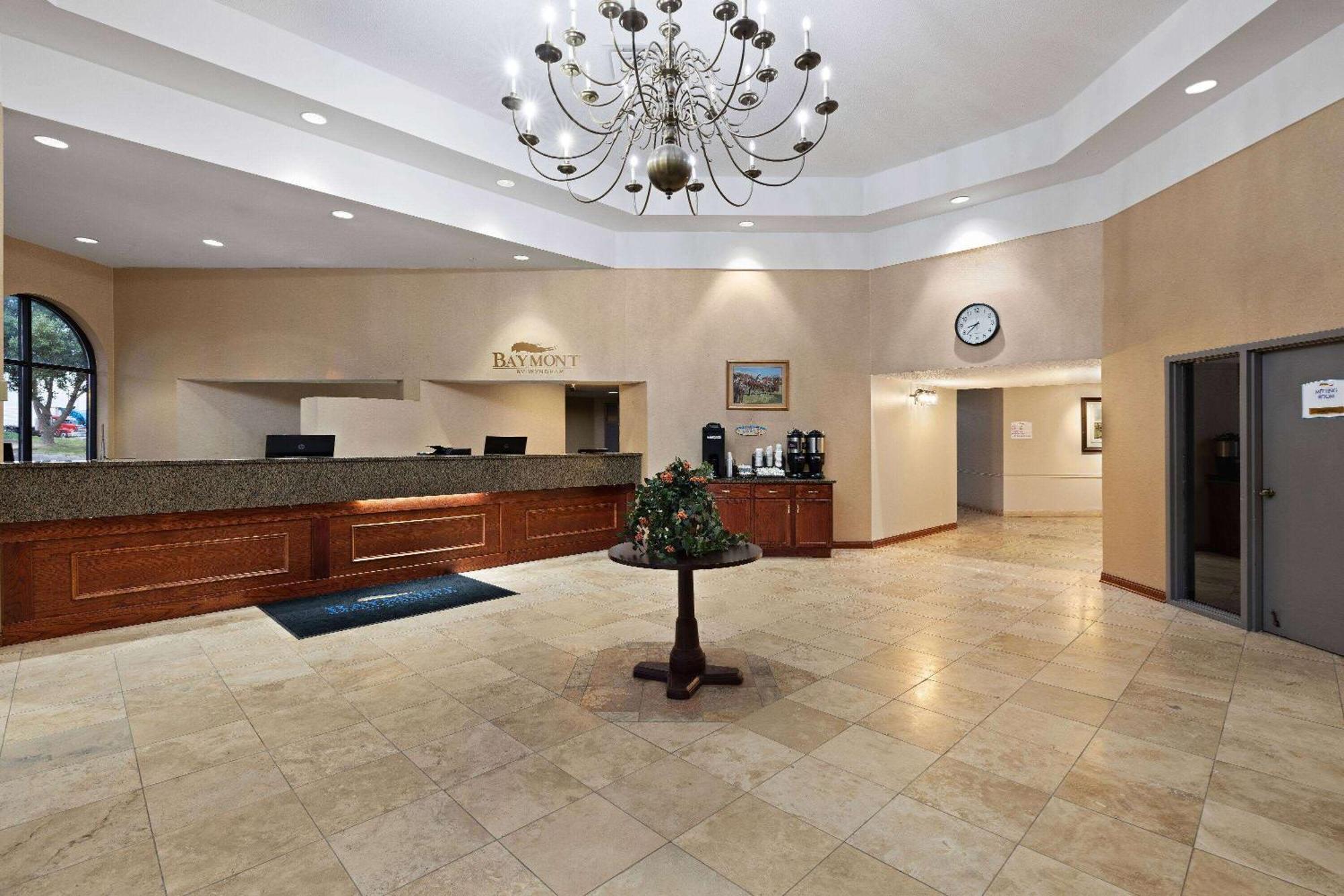 Hotel Baymont By Wyndham Shakopee Esterno foto